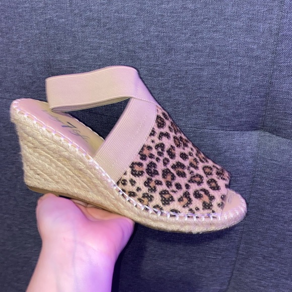 size 7 leopard print wedge heels - Picture 3 of 5